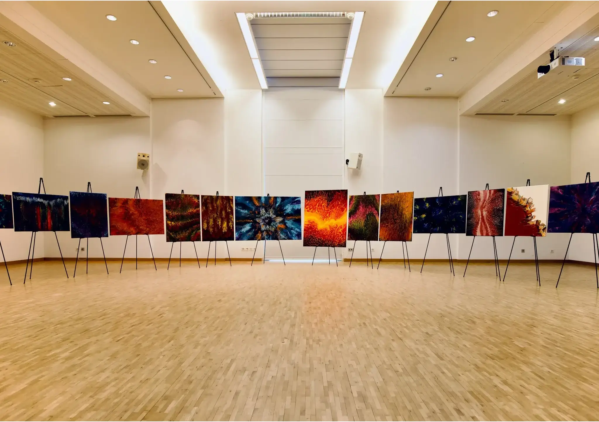 Austellung_viel_bilder_Giestechnick_Bunt_goa